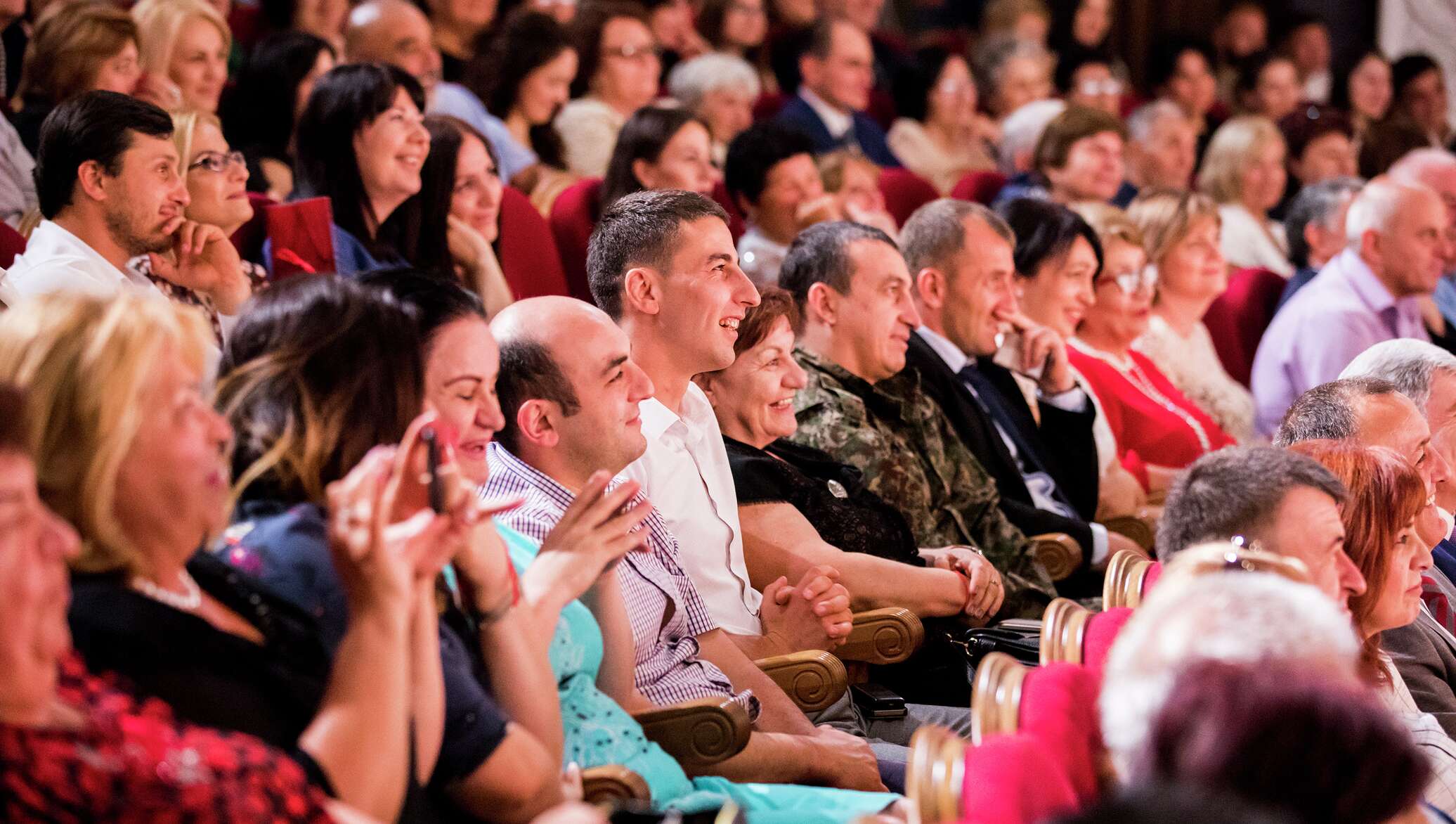 Зрители смеются. Зрители в зале смеются. Аплодисменты в зале. Интерактив со зрителями. Счастливые зрители.