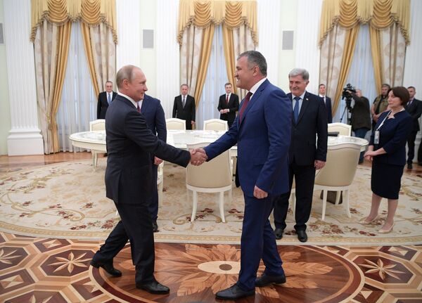 Президент РФ Владимир Путин и президент Республики Южная Осетия Анатолий Бибилов во время встречи в Кремле Президент РФ Владимир Путин и президент Республики Южная Осетия Анатолий Бибилов во время встречи в Кремле - Sputnik Хуссар Ирыстон