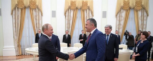 Президент РФ Владимир Путин и президент Республики Южная Осетия Анатолий Бибилов во время встречи в Кремле  Президент РФ Владимир Путин и президент Республики Южная Осетия Анатолий Бибилов во время встречи в Кремле  - Sputnik Южная Осетия