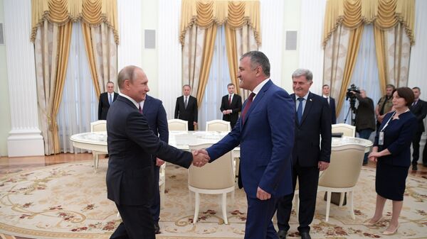Президент РФ Владимир Путин и президент Республики Южная Осетия Анатолий Бибилов во время встречи в Кремле  - Sputnik Южная Осетия