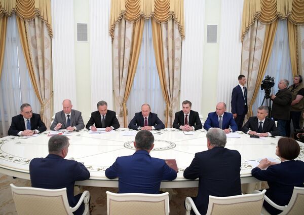 Президент РФ Владимир Путин во время встречи с президентом Республики Южная Осетия Анатолием Бибиловым - Sputnik Южная Осетия