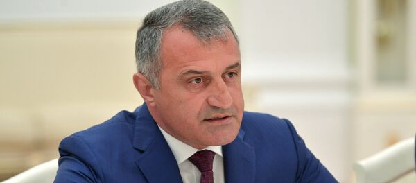 Президент Республики Южная Осетия Анатолий Бибилов во время встречи с президентом РФ Владимиром Путиным Президент Республики Южная Осетия Анатолий Бибилов во время встречи с президентом РФ Владимиром Путиным - Sputnik Южная Осетия