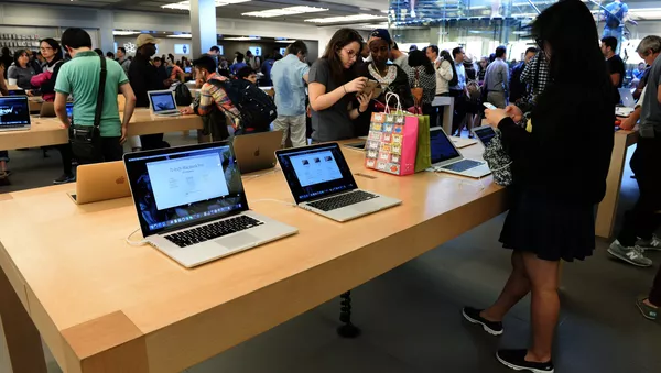 Покупатели выбирают технику в фирменном магазине Apple