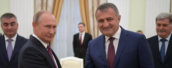 Президент РФ Владимир Путин и президент Республики Южная Осетия Анатолий Бибилов - Sputnik Южная Осетия