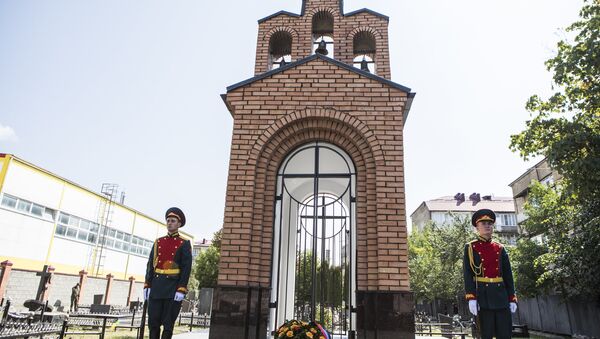 Возложение цветов к памятнику на кладбище 5 школы.  - Sputnik Южная Осетия