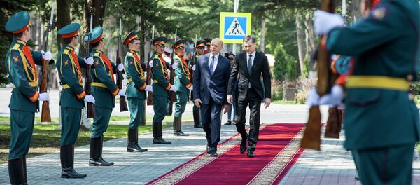 Анатолий Бибилов встречает гостей республики Анатолий Бибилов встречает гостей республики - Sputnik Южная Осетия