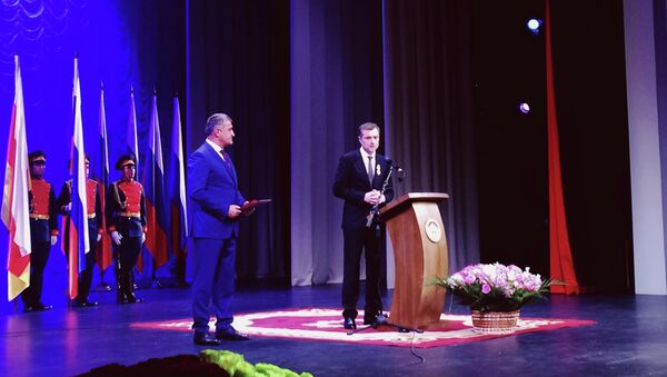 Президент Южной Осетии наградил Суркова и Захарченко Орденами Почета - Sputnik Хуссар Ирыстон