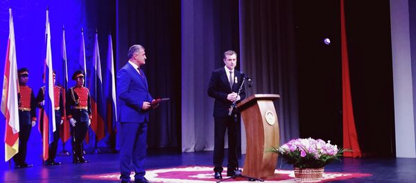 Президент Южной Осетии наградил Суркова и Захарченко Орденами Почета Президент Южной Осетии наградил Суркова и Захарченко Орденами Почета - Sputnik Южная Осетия
