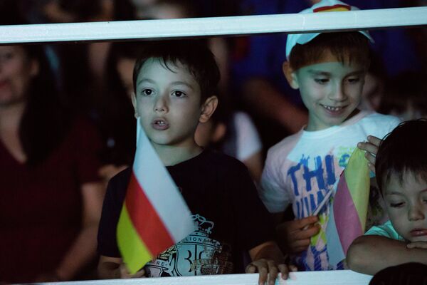 Мальчики во время праздничного концерта, посвященного Дню признания независимости Южной Осетии. - Sputnik Южная Осетия