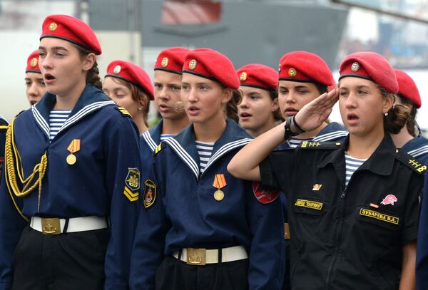 Участники торжественной церемонии проводов в плавание учебного корабля Балтийского флота Перекоп во Владивостоке - Sputnik Южная Осетия