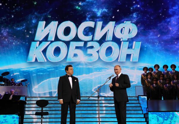 Президент РФ Владимир Путин на юбилейном концерте Иосифа Кобзона, 2017 год - Sputnik Южная Осетия