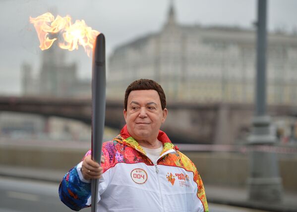 Певец Иосиф Кобзон во время эстафеты Олимпийского огня в Москве, 2013 год - Sputnik Южная Осетия