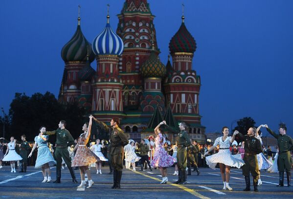 Танцоры на торжественной церемонии открытия XI Международного военно-музыкального фестиваля Спасская башня на Красной площади в Москве - Sputnik Южная Осетия