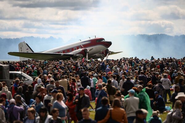 Самолет Douglas DC-3  на авиационном празднике Где мы – там победа! в Новосибирской области - Sputnik Южная Осетия
