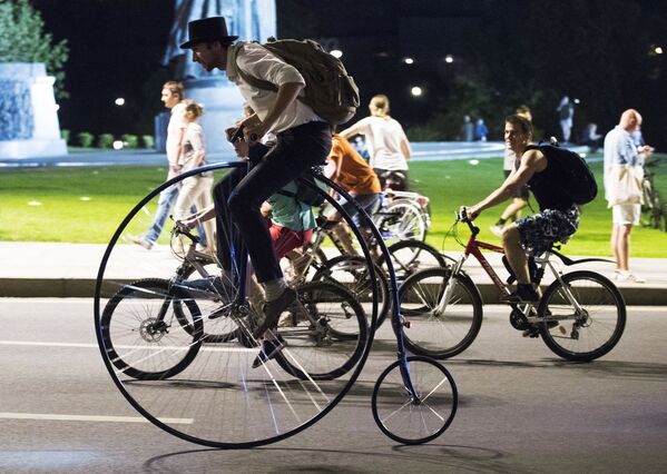 Участники ночного велопарада в Москве - Sputnik Южная Осетия