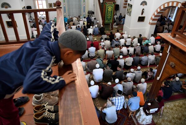 Мусульмане в мечети Джума Хан Джами в Евпатории во время празднования Курбан Байрам - Sputnik Южная Осетия