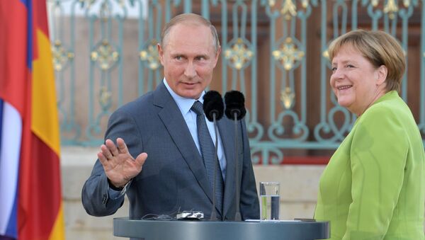 Президент РФ Владимир Путин и федеральный канцлер ФРГ Ангела Меркель во время встречи в резиденции правительства ФРГ Мезеберг - Sputnik Южная Осетия