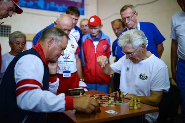 Участники соревнований по шахматам в рамках V Всероссийской спартакиады пенсионеров в центре спортивной подготовки Заря в Новосибирске - Sputnik Южная Осетия