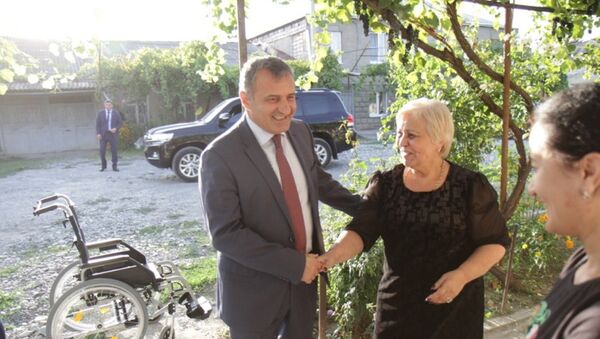Президент Анатолий Бибилов подарил инвалидные коляски жительницам Цхинвала - Sputnik Южная Осетия