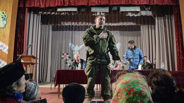 Премьер-министр ДНР Александр Захарченко на встрече с жителями города Новоазовска Донецкой области - Sputnik Южная Осетия