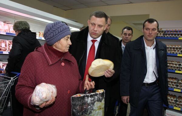 Глава ДНР Александр Захарченко на торжественной церемонии открытия первого в Дебальцево республиканского супермаркета - Sputnik Южная Осетия
