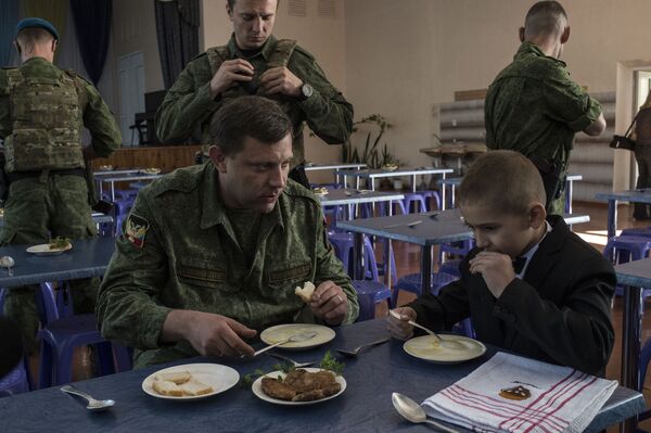 Глава ДНР А.Захарченко посетил лицей № 14 в Горловке - Sputnik Южная Осетия
