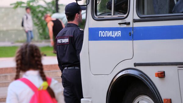 Сотрудник полиции у автобуса - Sputnik Южная Осетия