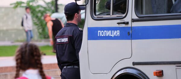 Сотрудник полиции у автобуса Сотрудник полиции у автобуса - Sputnik Южная Осетия