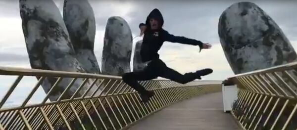 Житель Северной Осетии исполнил зажигательный танец на мосту «Golden Bridge» во Вьетнаме - Sputnik Южная Осетия