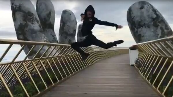 Житель Северной Осетии исполнил зажигательный танец на мосту «Golden Bridge» во Вьетнаме - Sputnik Южная Осетия