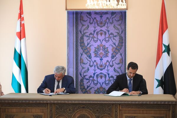 Президент Республики Абхазия Рауль Хаджимба и президент Сирийской Арабской Республики Башар Асад подписали договор о дружбе и сотрудничестве между Республикой Абхазия и Сирийской Арабской Республикой - Sputnik Южная Осетия