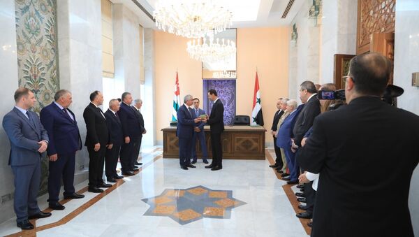Президенты Абхазии и Сирии обменялись высшими госнаградами - Sputnik Южная Осетия
