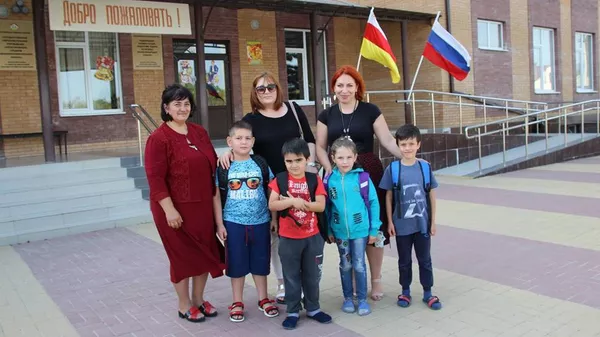 РПП Единая Осетия дарит портфели первоклассникам всех районов Республики РПП Единая Осетия дарит портфели первоклассникам всех районов Республики - Sputnik Южная Осетия