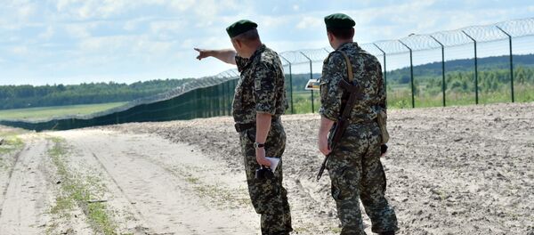 Украинский пограничник на российско-украинской границе Украинский пограничник на российско-украинской границе - Sputnik Южная Осетия