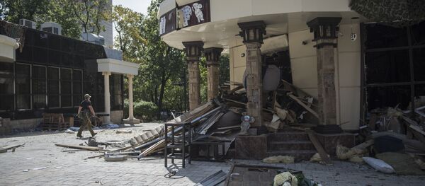 Сотрудник спецслужб у здания кафе Сепар в Донецке - Sputnik Южная Осетия