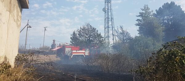 Пожарные на тушении огня в Южной Осетии Пожарные на тушении огня в Южной Осетии - Sputnik Южная Осетия