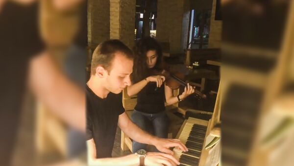 Парень и девушка сыграли мелодию из Игры Престолов - Sputnik Южная Осетия
