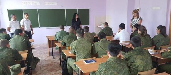 Сотрудники МВД Южной Осетии провели беседы со школьниками в Цхинвале Сотрудники МВД Южной Осетии провели беседы со школьниками в Цхинвале - Sputnik Южная Осетия
