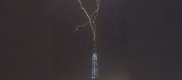 Удар молнии в самое высокое здание Европы Удар молнии в самое высокое здание Европы - Sputnik Южная Осетия