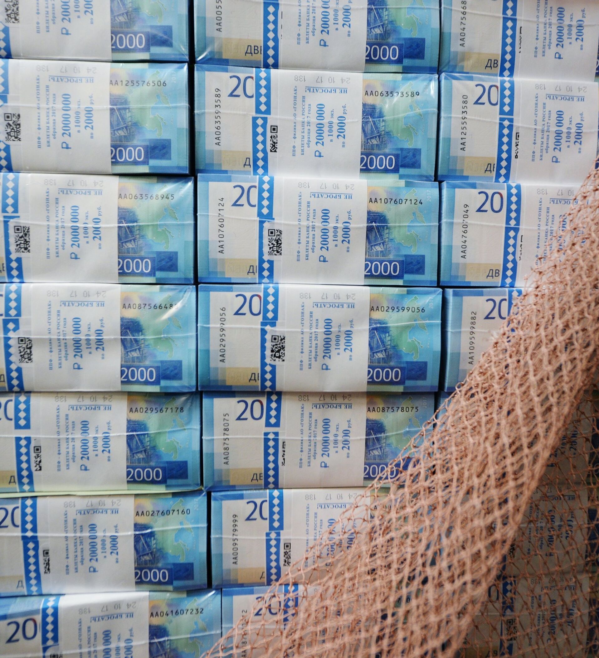 Поддон денег. Пачка денег 2000. Очень много долларов. Паллета с деньгами. Огромная пачка денег.