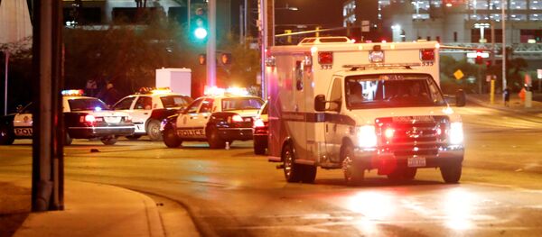 Скорая помощь на месте массовой стрельбы на музыкальном фестивале в Лас-Вегасе, США Скорая помощь на месте массовой стрельбы на музыкальном фестивале в Лас-Вегасе, США - Sputnik Южная Осетия