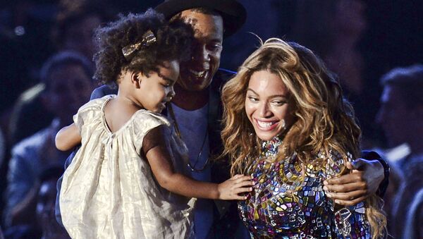 Американский продюсер Jay-Z и певица Beyonce с их трехлетней дочерью Блю Айви - Sputnik Южная Осетия