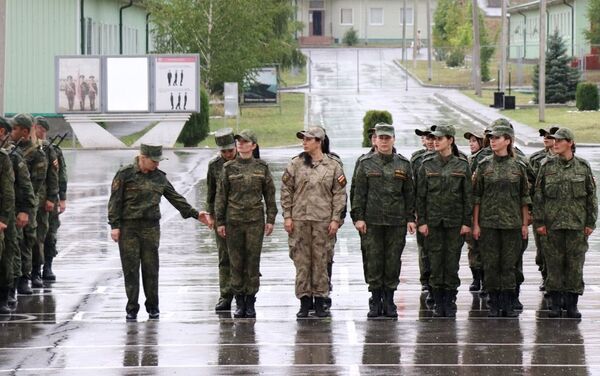 Женщины-военнослужащие МО РЮО выйдут на парад в форме нового образца - Sputnik Южная Осетия