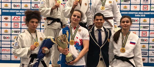 Мадина Таймазова, Мадина Кайсинова, Светлана Селезнёва, Дана Тибилова, Давид Гамосов и Георгий Елбакиев - победители юниорского первенства Европы по дзюдо в командном турнире - Sputnik Южная Осетия