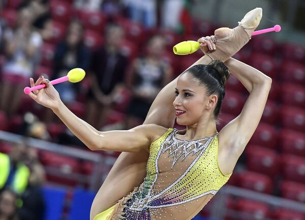 Невьяна Владинова (Болгария) выполняет упражнения в квалификационных выступлениях с булавами в индивидуальной программе на чемпионате мира по художественной гимнастике 2018 в Софии - Sputnik Южная Осетия