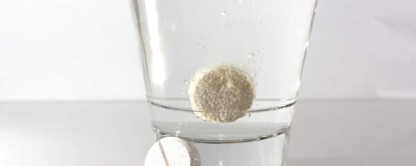 Медицина. пузырьки от таблетки в стакане Медицина. пузырьки от таблетки в стакане - Sputnik Южная Осетия