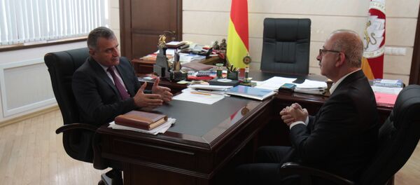 Встреча президента РЮО с главой ТПП Встреча президента РЮО с главой ТПП - Sputnik Южная Осетия