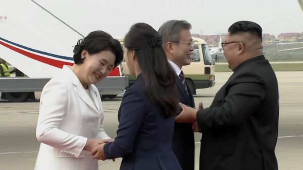 Крепкие объятия: в Пхеньяне встретились лидеры КНДР и Южной Кореи - Sputnik Южная Осетия