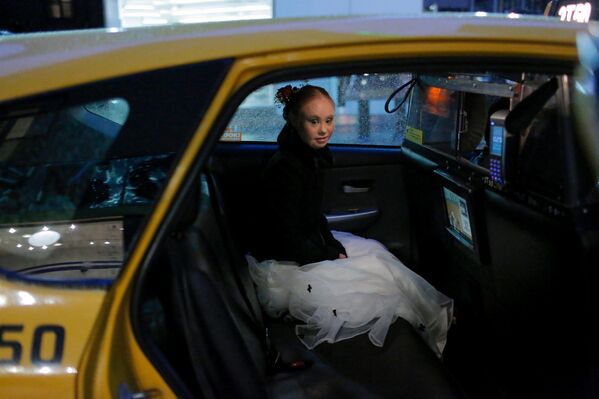 Австралийская модель Мадлен Стюарт в такси во время Недели моды в Нью-Йорке, США - Sputnik Южная Осетия