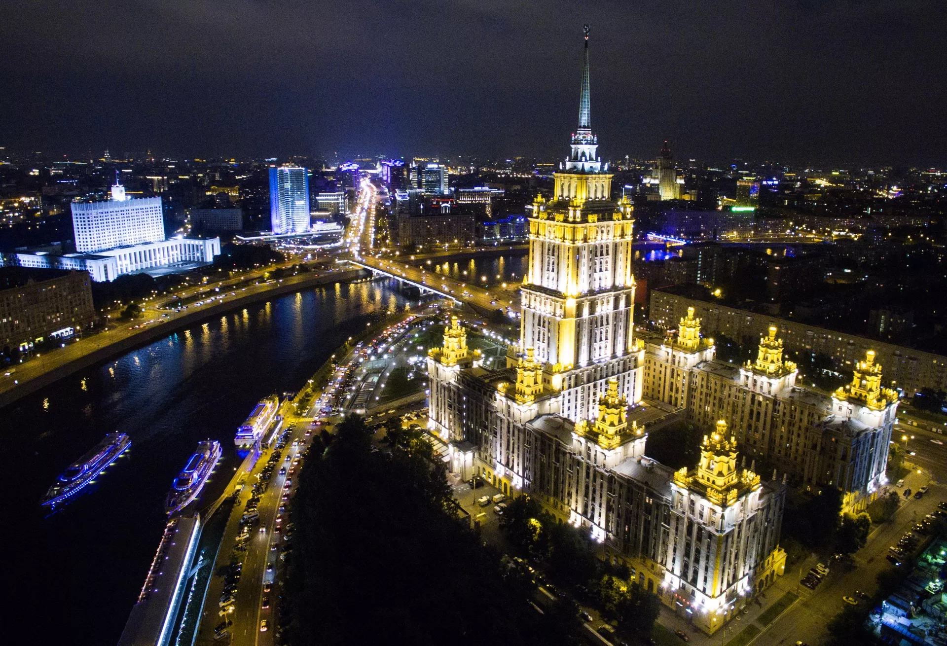 Сталинская высотка, гостиница Radisson Royal Moscow на Кутузовском проспекте в Москве - Sputnik Южная Осетия, 1920, 24.05.2025